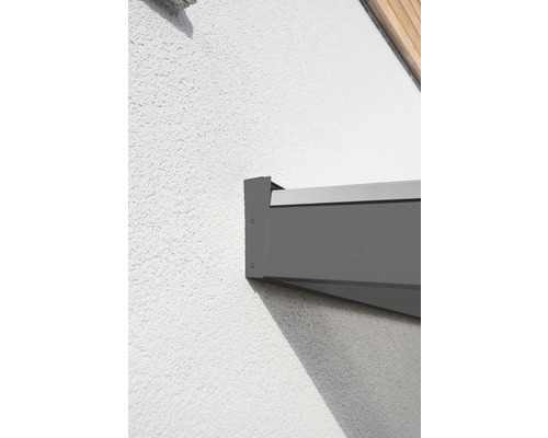 Detail van een zonnescherm gemonteerd aan een muur