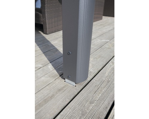 Detailopname van een terrasoverkapping met steunpilaren op een houten terras