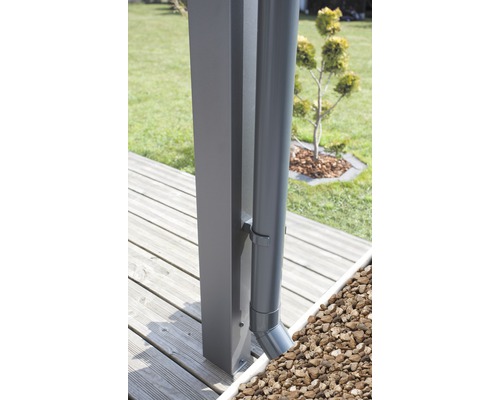 Detail van een terrasoverkapping met regenpijp en grindbed