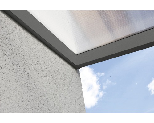 Gedetailleerd beeld van een terrasoverkapping met polycarbonaatplaten aan een huismuur