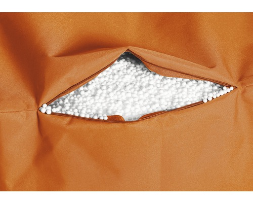 Oranje zitzak gevuld met piepschuim ballen