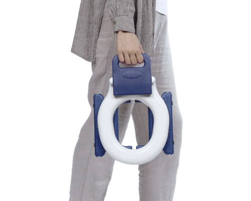 Persoon houdt een toiletverhoger met handgrepen vast.