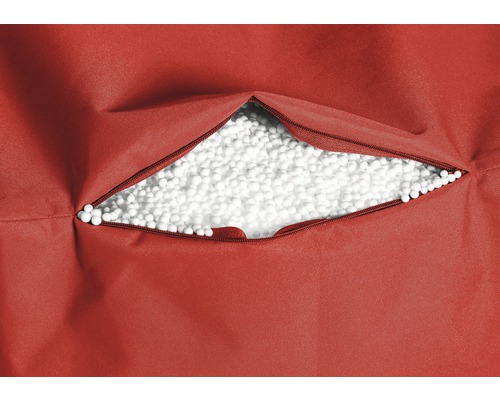 Close-up van een rode zitzak met open rits en vulling van witte polystyreen korrels
