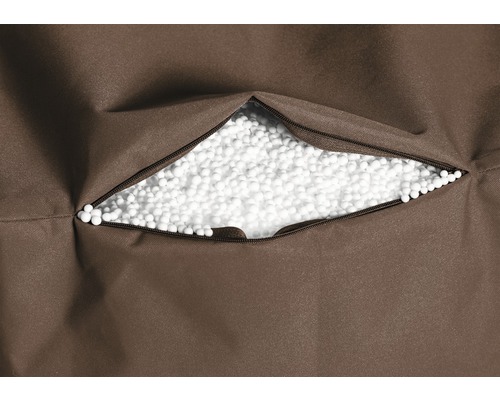 Vulling van polystyreen korrels in bruine zitzakhoes met ritssluiting