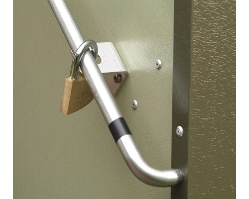 Metalen stang met hangslot bevestigd aan een deur