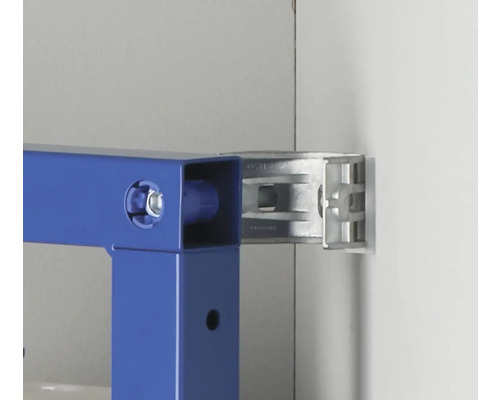 Detailweergave van een blauw installatieframe voor een hangtoilet met muurbeugel