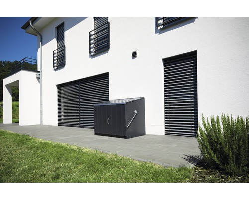 Metalen gereedschapskist voor een woonhuis met rolluiken.