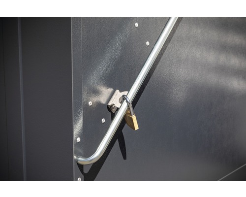 Detailopname van een grijze deur met een metalen grendel en een hangslot.