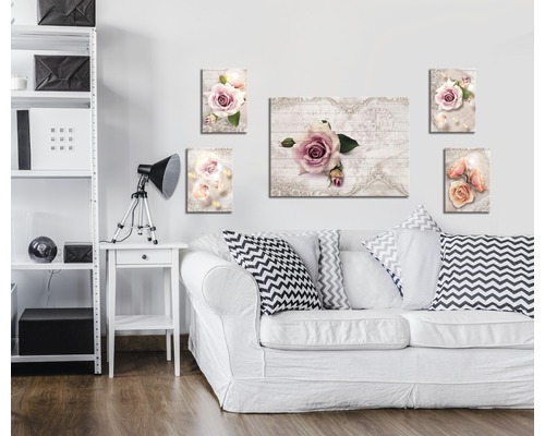 Woonkamer met witte bank en wanddecoratie met rozenmotieven