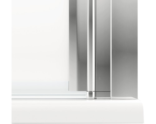 Detailopname van een douchecabine met glazen wand en metalen elementen