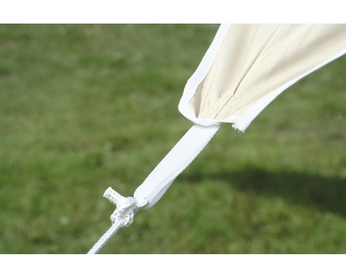 Detailopname van een tentzeil met bevestigingselementen