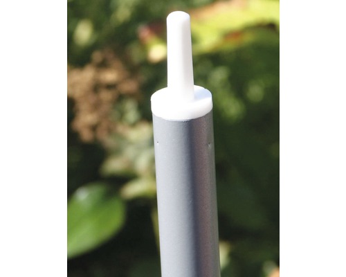 Detailopname van een bewateringsstaaf met wit kopstuk.