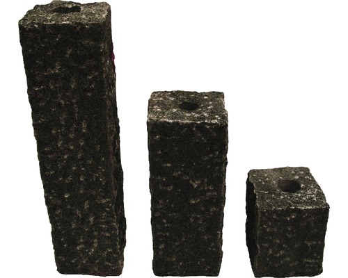 Drie granieten zuilen van verschillende grootte met een boorgat