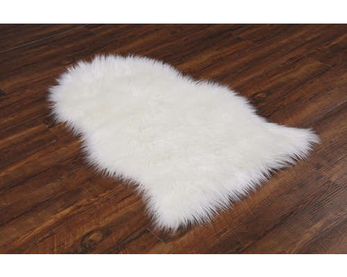 Zacht tapijt in vachtoptiek op houten vloer