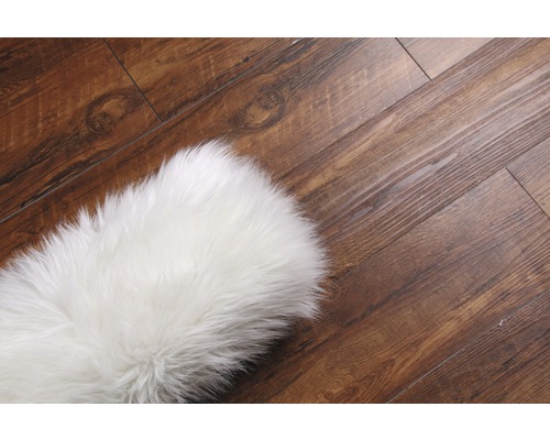 Wit tapijt op houten vloer