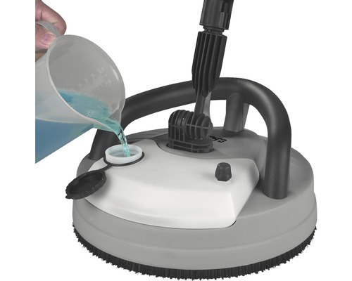 Oppervlaktereiniger wordt gevuld met reinigingsvloeistof