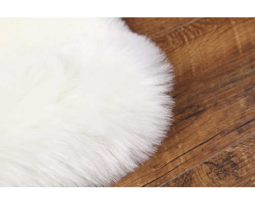 Witte imitatievacht tapijt op houten vloer