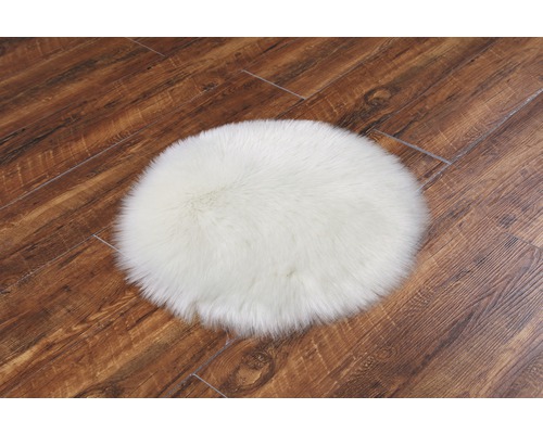 Rond, wit tapijt op houten vloer