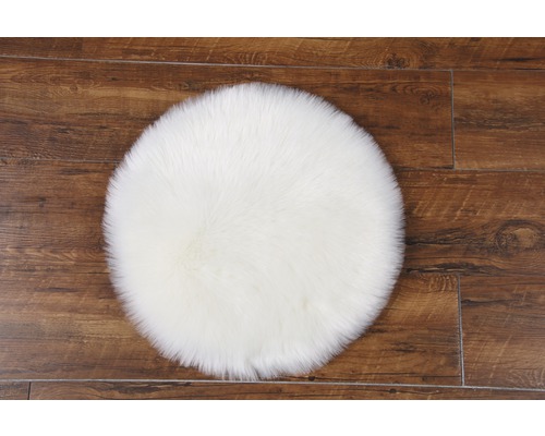 Rond kunstvacht tapijt op houten vloer