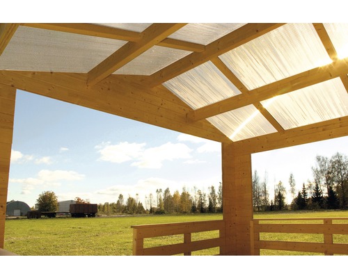 Overdekt houten terras met uitzicht op een groene weide