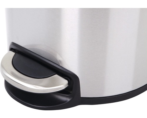 Detailweergave van een roestvrijstalen pedaalemmer met pedaal