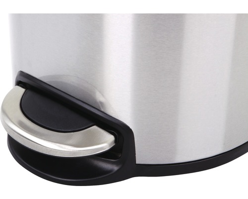 Detailopname van een roestvrijstalen pedaalemmer met pedaal