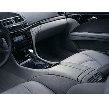 Interieur van een auto met stoelen, dashboard en middenconsole