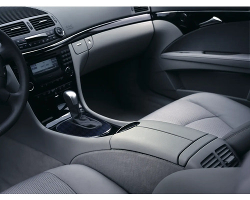 Interieur van een auto met stoelen, dashboard en middenconsole