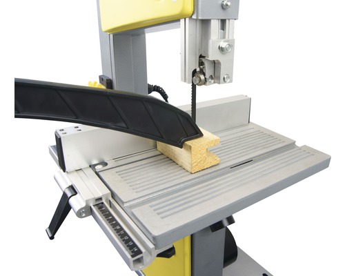 Bandzaag met werkstuk op de tafel