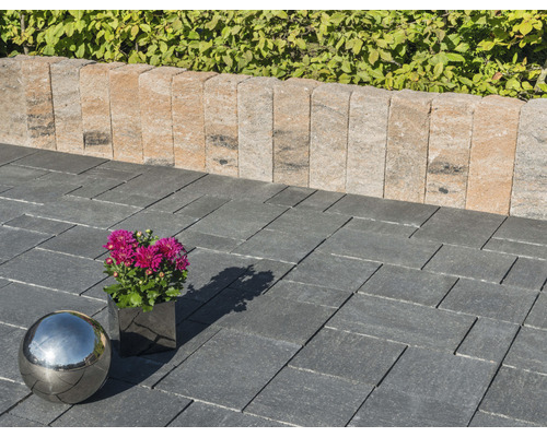 Tuin met bestrating, border en decoratie