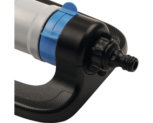 Detailweergave van gazonsproeier, focus op aansluitstuk en regelaar.