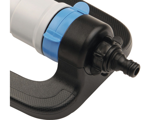 Detail van een gazonsproeier met slangaansluiting