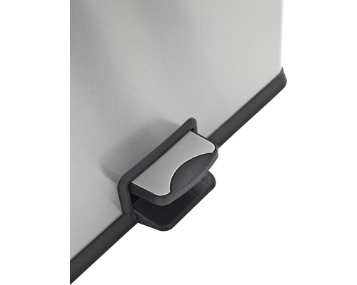 Detail van het voetpedaal van een afvalemmer