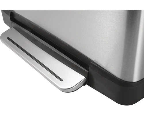 Detailopname van een pedaalemmer met metalen voetpedaal.