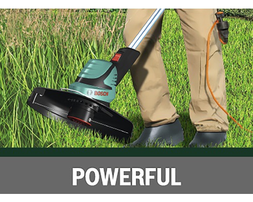 Persoon gebruikt een Bosch grastrimmer in de tuin.