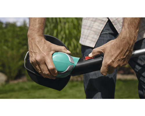 Een persoon bedient een grastrimmer