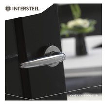 Intersteel Logo. Deur met Intersteel deurgreep.