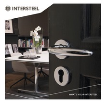 Intersteel deurklink op een deur met tafel en stoelen op de achtergrond