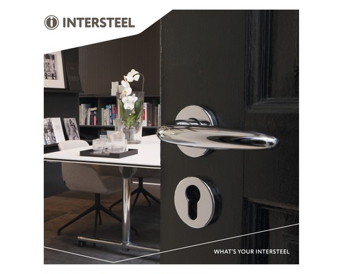 Intersteel deurklink op een deur met tafel en stoelen op de achtergrond