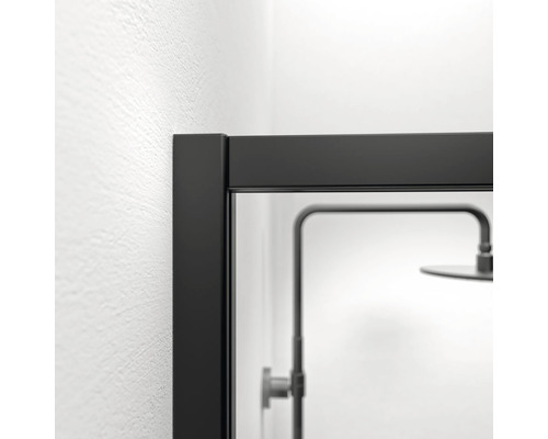 Detailopname van een douchecabine met zwart frame en douchekop