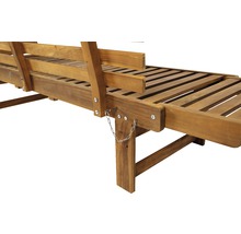 Detail van een houten ligstoel met verstelbare rugleuning en kettingophanging
