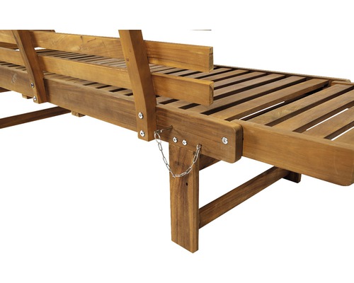 Detail van een houten ligstoel met verstelbare rugleuning en kettingophanging