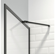 Detail van een douchewand met stabilisatiestang