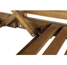 Detailopname van de houten constructie van een tuinligstoel