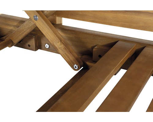 Detailopname van de houten constructie van een tuinligstoel