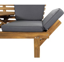 Detailweergave van een tuinbank met grijze kussens en een houten frame.