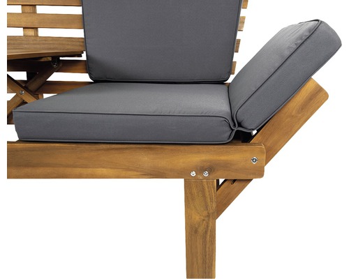 Detailweergave van een tuinbank met grijze kussens en een houten frame.