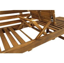 Detailweergave van een houten ligstoel met verstelbare rugleuning