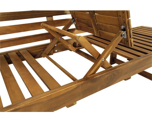 Detailweergave van een houten ligstoel met verstelbare rugleuning