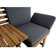 Detailopname van een tuinmeubel met houten tafel en grijze kussens